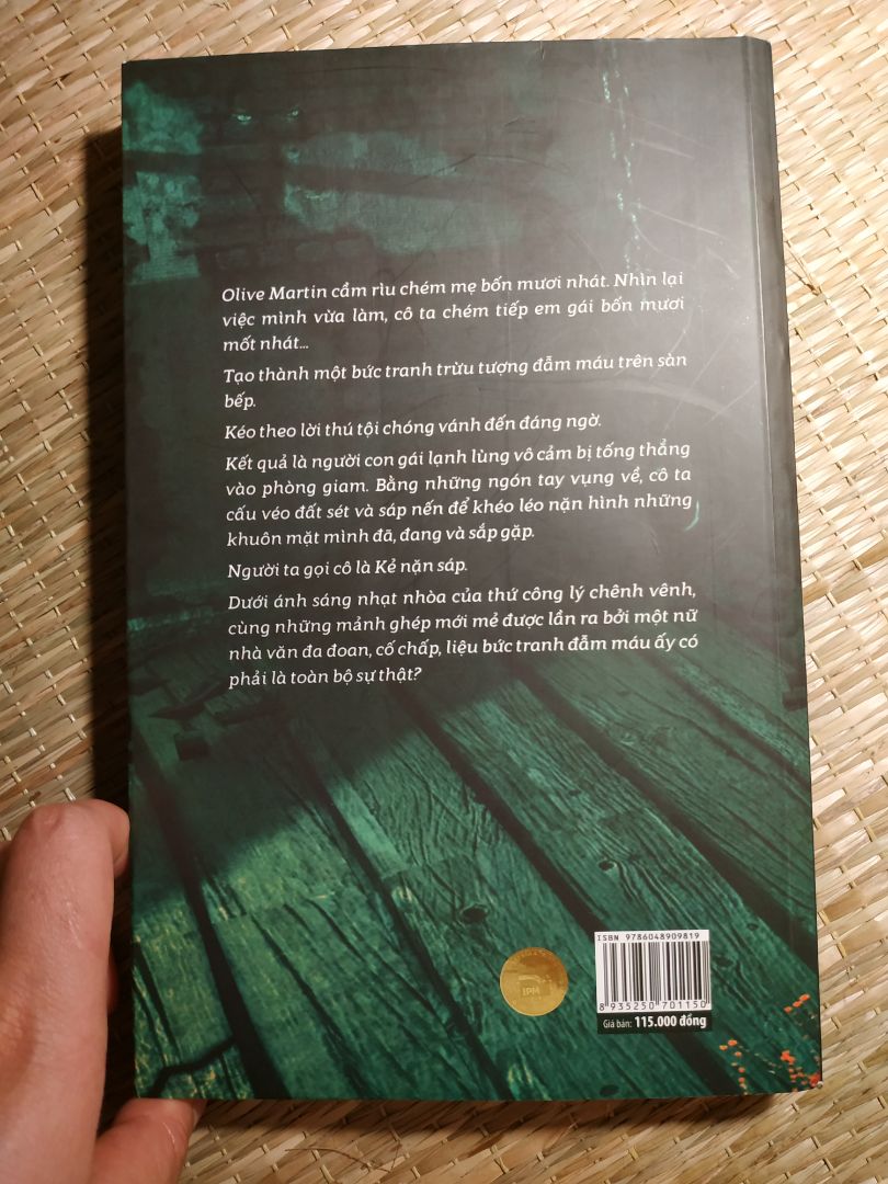 Kẻ nặn sáp là một cuốn truyện trinh thám với nhịp chuyện đều đều không có thuộc loại giật gân gay cấn như những quyển khác mình từng đọc. Nhưng nó cũng đủ thừa để thích kích trí tò mò của người đọc. Trong truyện cũng có yếu tố máu me nhưng theo phong cách viết của tác giả thì nó cũng không đáng sợ hay kinh dị. Mình rất thích cuốn này. Trong gia đình Olive, ai cũng cố gắng đi tìm cho mình một thứ tình yêu nhưng giữa họ chẳng ai chịu nói với ai nên dẫn đến một bi kịch gia đình. Yêu là phải nói như đói là phải ăn thì ít nhất kết cục của gia đình Olive cũng sẽ không kết thúc trong hai từ " bi kịch ".