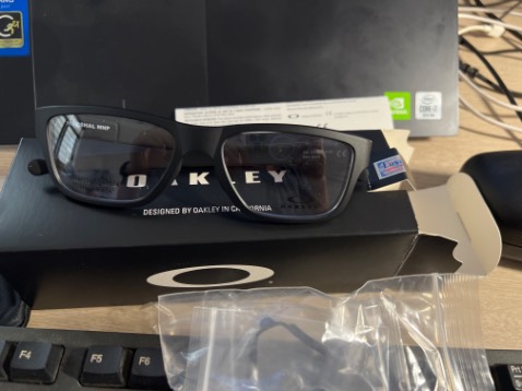 Cảm nhận gọng chắc chắn, các chi tiết sắc sảo
Có tem nhà phân phối rõ ràng