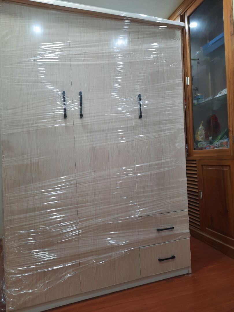 Sản phẩm cứng cáp chắc chắn. Tấm phía sau khi đinh vít vào hơi bị phồng. Tủ bị mùi nhựa nồng nặc quá. Hiện tại mình vẫn đang để cho bớt mùi chưa sử dụng để quần áo được vì sợ ám mùi. ko biết bao lâu sẽ hết mùi ta. Đặt màu hồng nhưng ko có hồng chỉ còn vân gỗ. Thêm 1 điểm nữa là nhà bán liên hệ lại sau đó khi nói rằng địa điểm nhà m ở xa và hỗ trợ thêm phí vận chuyển nhưng m ko đồng ý vì m đã thanh toán trc, tiki cũng đã xác định được số tiền vc khi m điền địa chỉ giao hàng nên m ko chấp nhận liên hệ xin thêm phí vc được trong khi nhà m vẫn thuộc HN. Cuối cùng nhà bán đã khắc phục điều đó và giao hàng đúng tgian. 3.5*