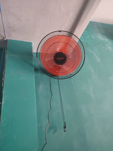 Giao hàng nhanh, đóng gói chắc chắn, có chống sốc cho quạt. Về quạt thì hoạt động tốt, đúng mẫu đúng mã, giá cả phải chăng, rẻ hơn ĐMX rất nhiều, sẽ quay lại ủng hộ tiếp.