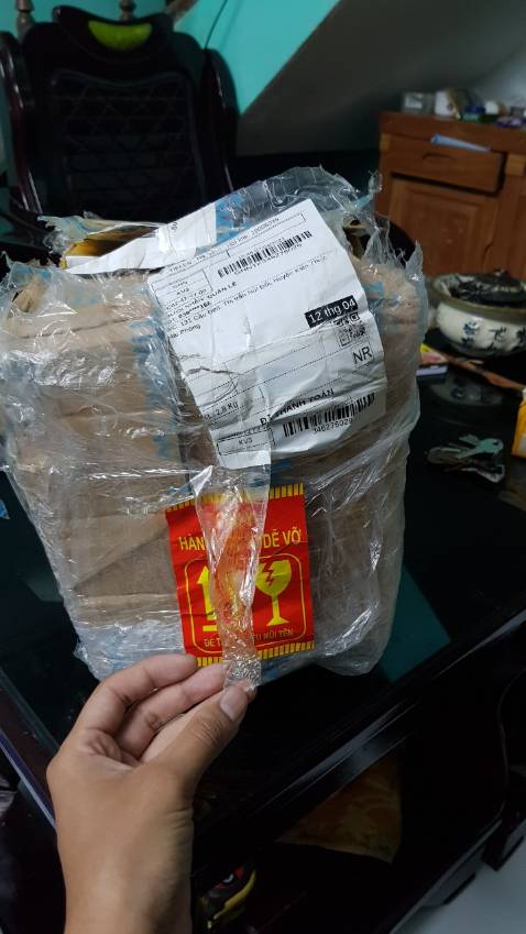 Tiki phải làm rõ vụ này để trả lại công bằng cho khách hàng. Thùng sữa mình từ Hà Nội đặt về quê cho bố mình ở Hải Phòng. Lúc em trai mình mở thùng ra thì chỉ có 6 vỏ chai nutriboost (hàng tặng kèm). Thùng sữa thì bị mất 2 lốc. Đây là lần đầu tiên mình bị vậy. Mình suy đoán lỗi này khả năng là do các bên vận chuyển thôi. Em trai mình thì nói là cho qua vụ nhưng mình thì không. Phải làm rõ vì còn quyền lợi của những khách hàng sau nữa. Sữa mà bị thế này, nhỡ có ai đó bơm hay tiêm chất độc gì đó vào sữa thì sao?! 
Những ai bị như mình cứ mạnh dạn thông báo với TIki nhé. 
Tiki đang hỗ trợ mình để giải quyết vụ này.