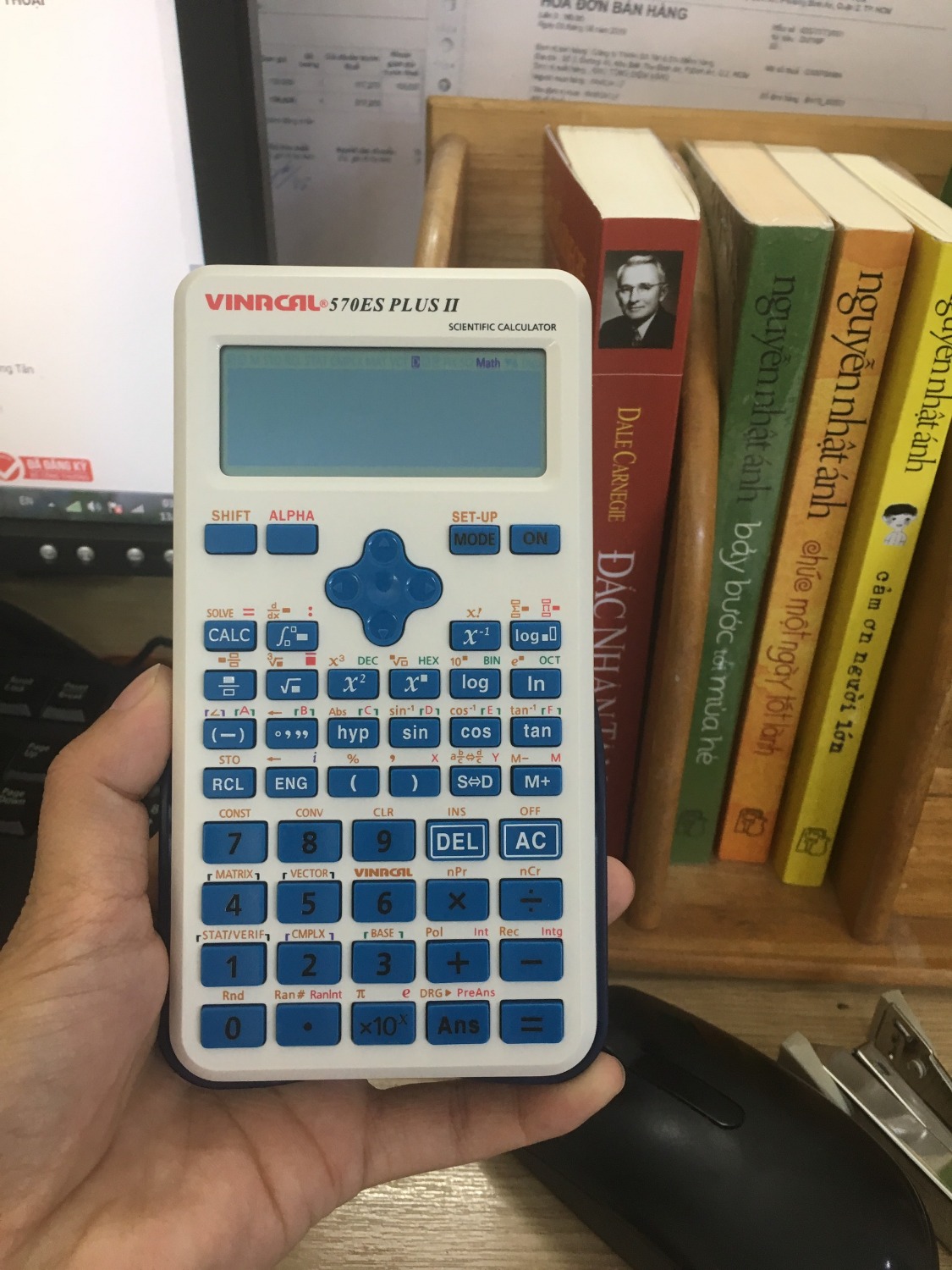 Máy tính xài ổn định và rất mượt. Tiki giao hàng nhanh và đóng gói rất cẩn thận
Máy tính có rất nhiều chức năng và hướng dẫn rất chi tiết, nhất là giải được phương trình bậc 4, Tính giới hạn lim, Tìm cực trị hàm số parabol, Phân tích thừa số nguyên tố
Nói chung là rất ưng ý cho sản phẩm này!