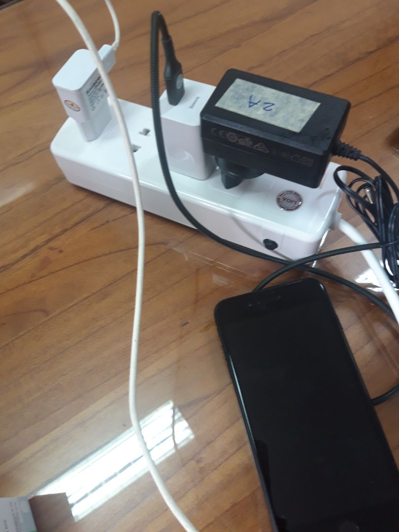 vỏ nhựa trắng, bo cạnh rất đẹp; cắm ăn rất chặt; dây điện to.