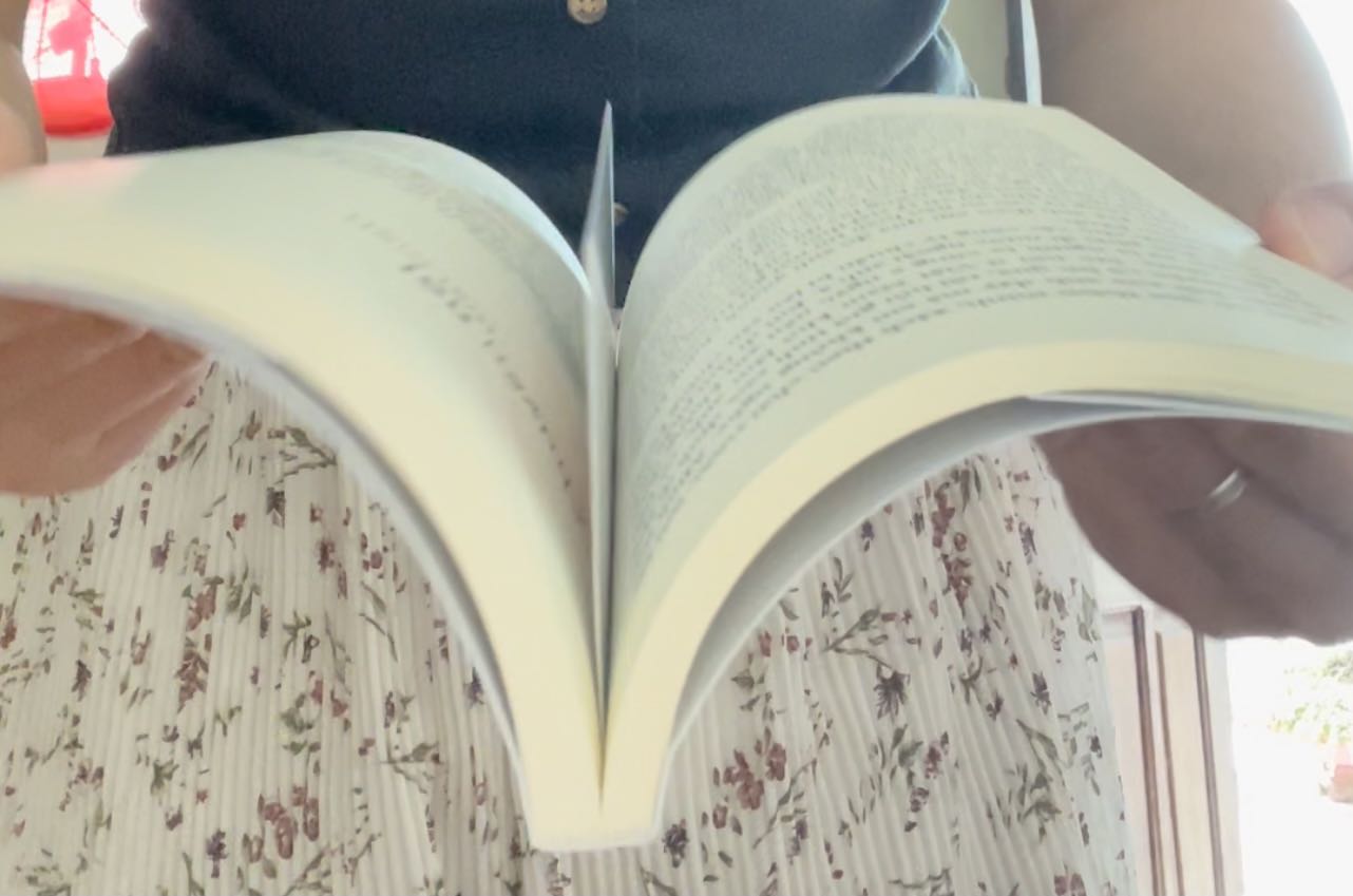 Sách mới tính. Còn nguyên bọc nilong, thơm mùi sách mới. . Tiki giao hàng nhanh khỏi bàn . Sách này mình nghe audio nhiều xong vẫn muốn mua để đọc trực tiếp . 
Nhân viên tiki giao hàng nhanh, lịch sự. 10 điểm cho tiki😍🥰
Ảnh mình cắt từ video mở hàng😄