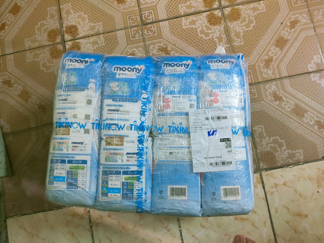 KHÔNG CÓ QUÀ TẶNG NHƯ QUẢNG CÁO.
Thời điểm đặt hàng có quảng cáo là tặng bộ bàn ghế xếp hình lego trị giá 600k j đó - cho đơn hàng trên 900k thì phải. Lúc nhận hàng chỉ có bỉm. Như Hình. Vui lòng giải thích.