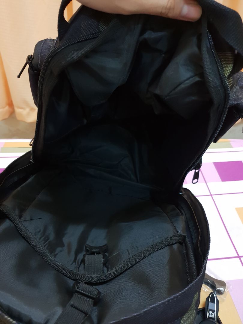 Sản phẩm đúng chính xác 100% với màu sắc và hình ảnh sản phẩm từ nhà cung cấp. Balo rộng, bao gồm một ngăn chính và nhiều ngăn nhỏ. Rất thuận tiện cho việc đi học hoặc đi du lịch. Khả năng chống nước đỉnh cao, khi đem  xối nước nhưng đồ bên trong vẫn khô và khả năng chống thấm tuyệt vời của sản phẩm làm cho không ướt balo. Túi đựng được nhiều quần áo, còn có một ngăn dưới đáy dùng cho việc để giày dép thuận tiện. Nói chung trong tầm giá 5*** VNĐ thì sản phẩm quá tuyệt vời. Hàng Việt Nam chất lượng cao! ❤