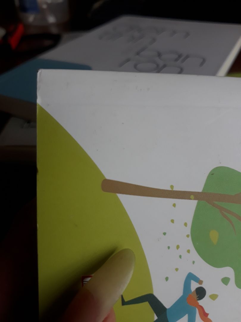 phần bìa sách bị bẩn, gáy hơi cong và bẩn