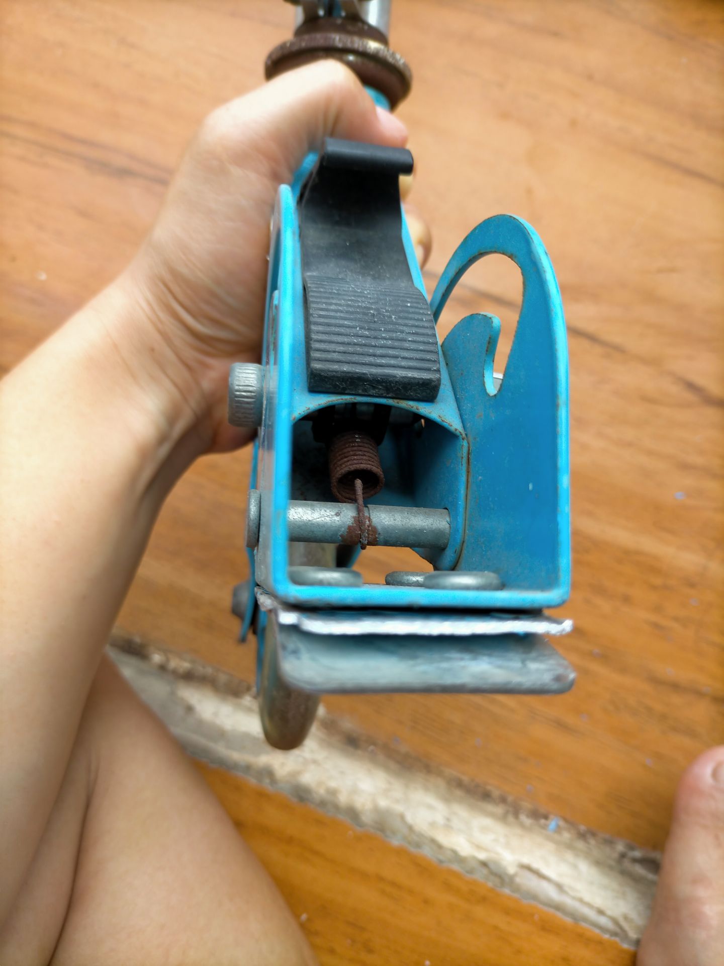 Dùng 2 loại keo để dán mà cuối cùng là vẫn bị toang , chắc chỉ phù hợp dán giày dép quá . Giá khá đắt .