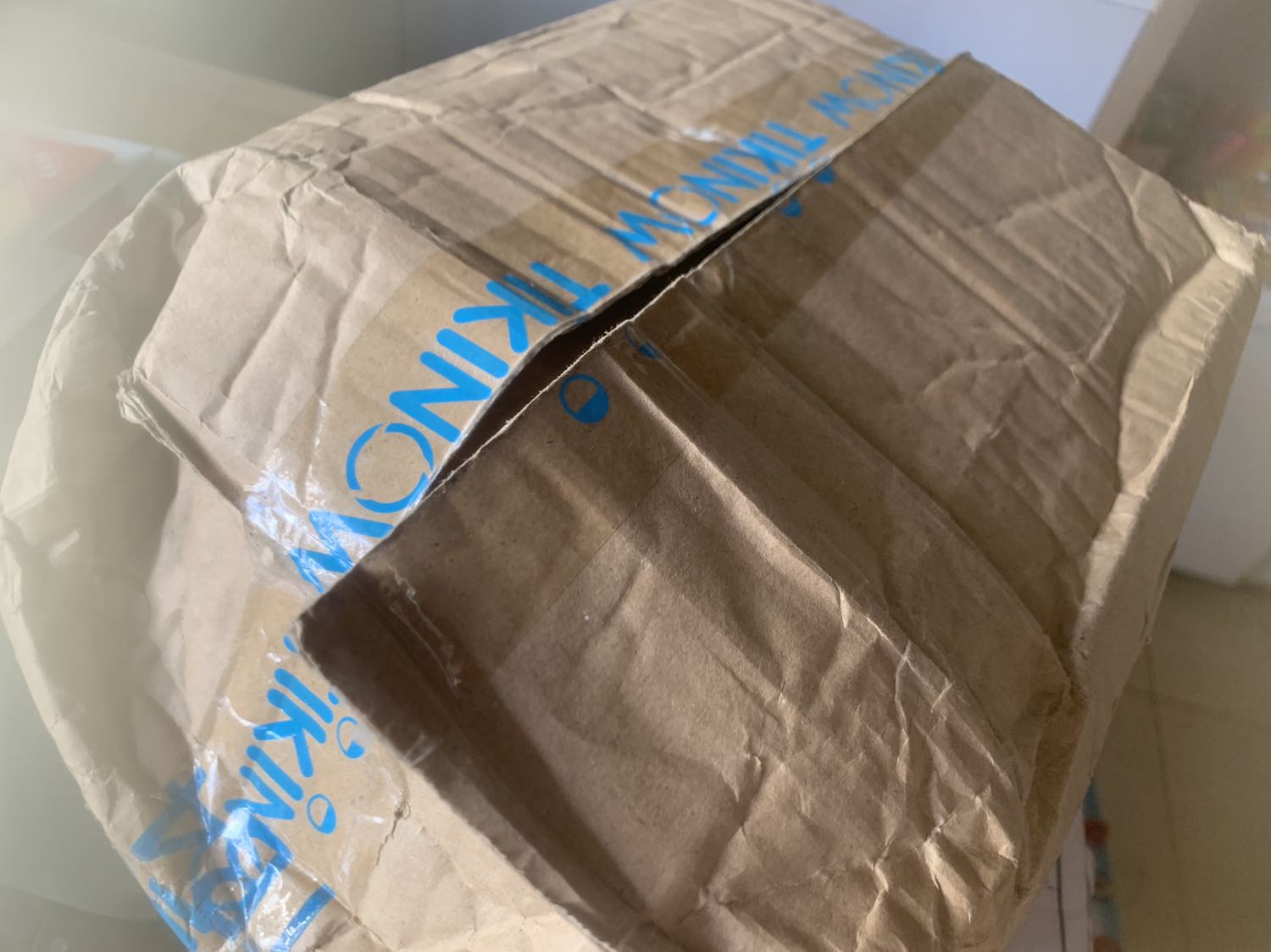 Mình đánh giá 5 sao cho tác phẩm “đu đưa trên ngọn cây bàng” nhưng xin phép đánh giá 1 sao cho cách đóng gói của Tiki. Bạn shipper giao hàng còn phải thốt lên “Đóng hàng không có tâm”. 
Đây không phải lần đầu tiên mình nhận được hàng trong tình trạng gói hàng lỏng lẻo, nhưng lần này là tệ nhất: sách không được chèn bọc kỹ xô lệch quăn mép và rất bụi bặm. Gói hàng thì bung ra gần hết, chỉ cần lật nhẹ cũng mở được như thế kia.
Có vẻ Tiki chẳng muốn cải thiện cách phục vụ này vì mình thấy cũng rất nhiều khách hàng than vãn về chuyện đóng gói ☹️