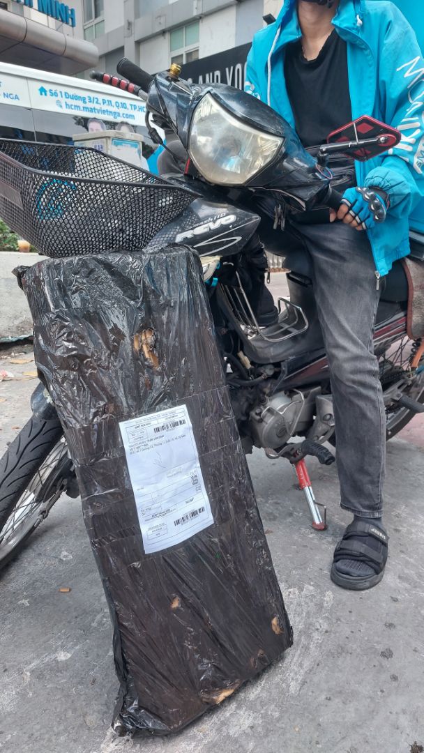 đóng gói hơi cẫu thả nhưng đúng hẹn, xe thì ok so với giá tiền.