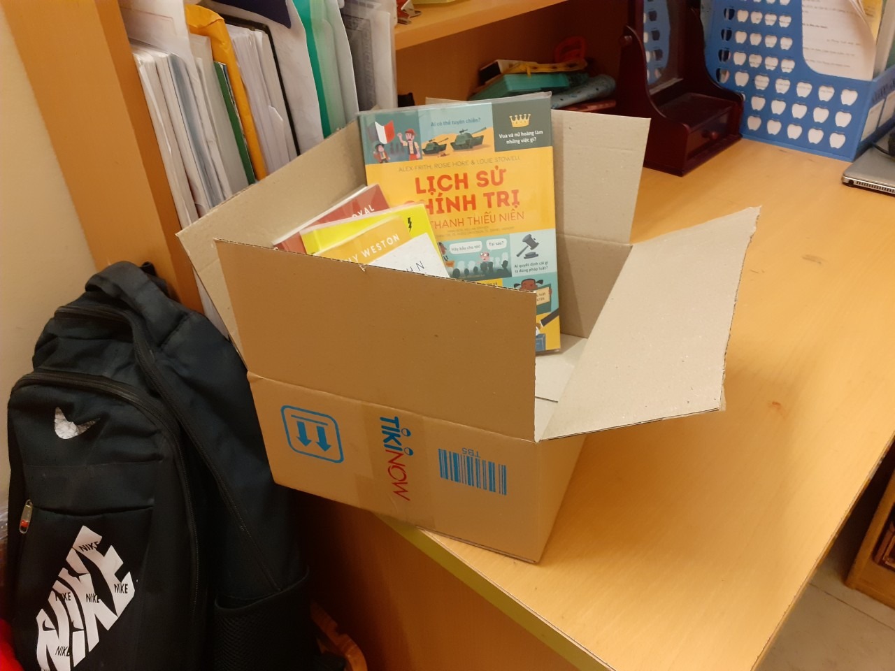 Cuốn sách hay, viết cho thanh thiếu niên nên trình bày dễ hiểu. Người VN mình có lẽ mỗi gia đình cần có 1 cuốn để hiểu được những khái niệm cơ bản về bầu cử, Pháp luật, ***, thuế, kinh tế... nói chung là những khái niệm cơ bản nhất để làm công dân của một nước