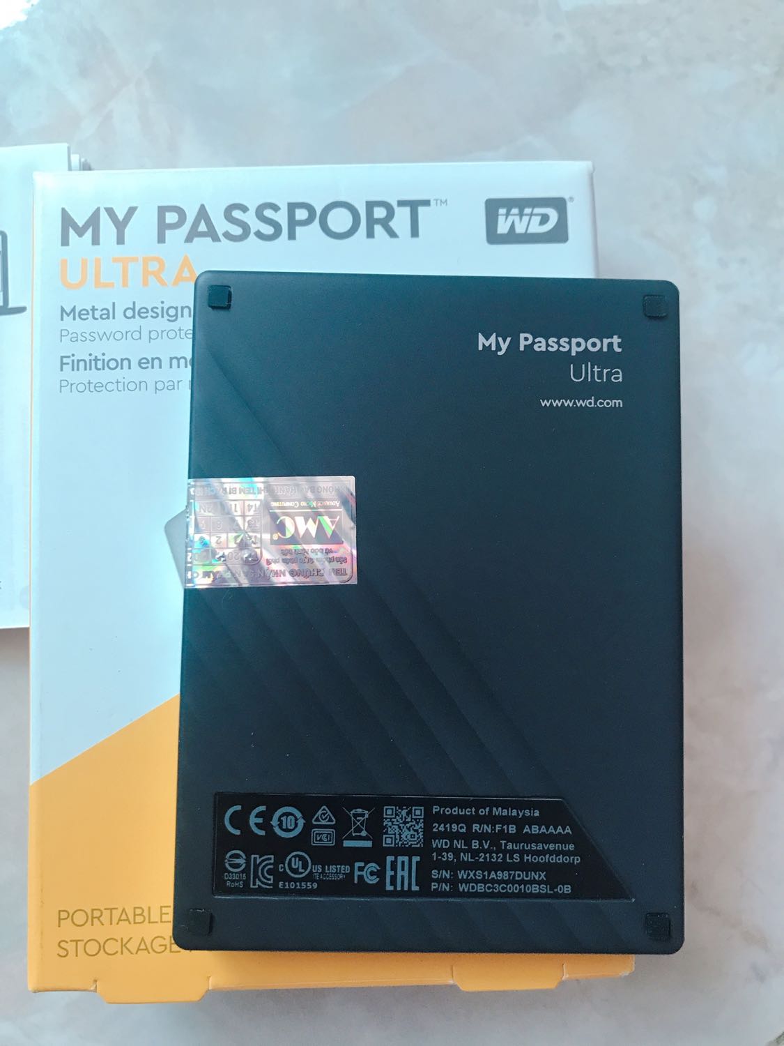 Mình đi dạo một vòng vài chổ bán thì xét về giá tiki tốt nhất. Giao hàng 2 ngày nhận. Phần seal của hộp bị cắt ( có thể là để dán tem của đơn vị phân phối ( hình ). Thiết kế sản phẩm gọn, nhẹ, mỏng và cực kỳ hiện đại. Các bạn sử dụng cổng Usb C để đạt tốc độ ghi nhanh và ổn định. Chạy cực êm và tiết kiệm điện cực kỳ ( so với ổ cứng cùng loại, ko so với SSD ). Bạn nào sài laptop sẽ thấy rõ ngay khi dùng Chế độ Pin mà có sử dụng ổ cứng rời. Về độ bền sài thời gian sẽ rõ.
