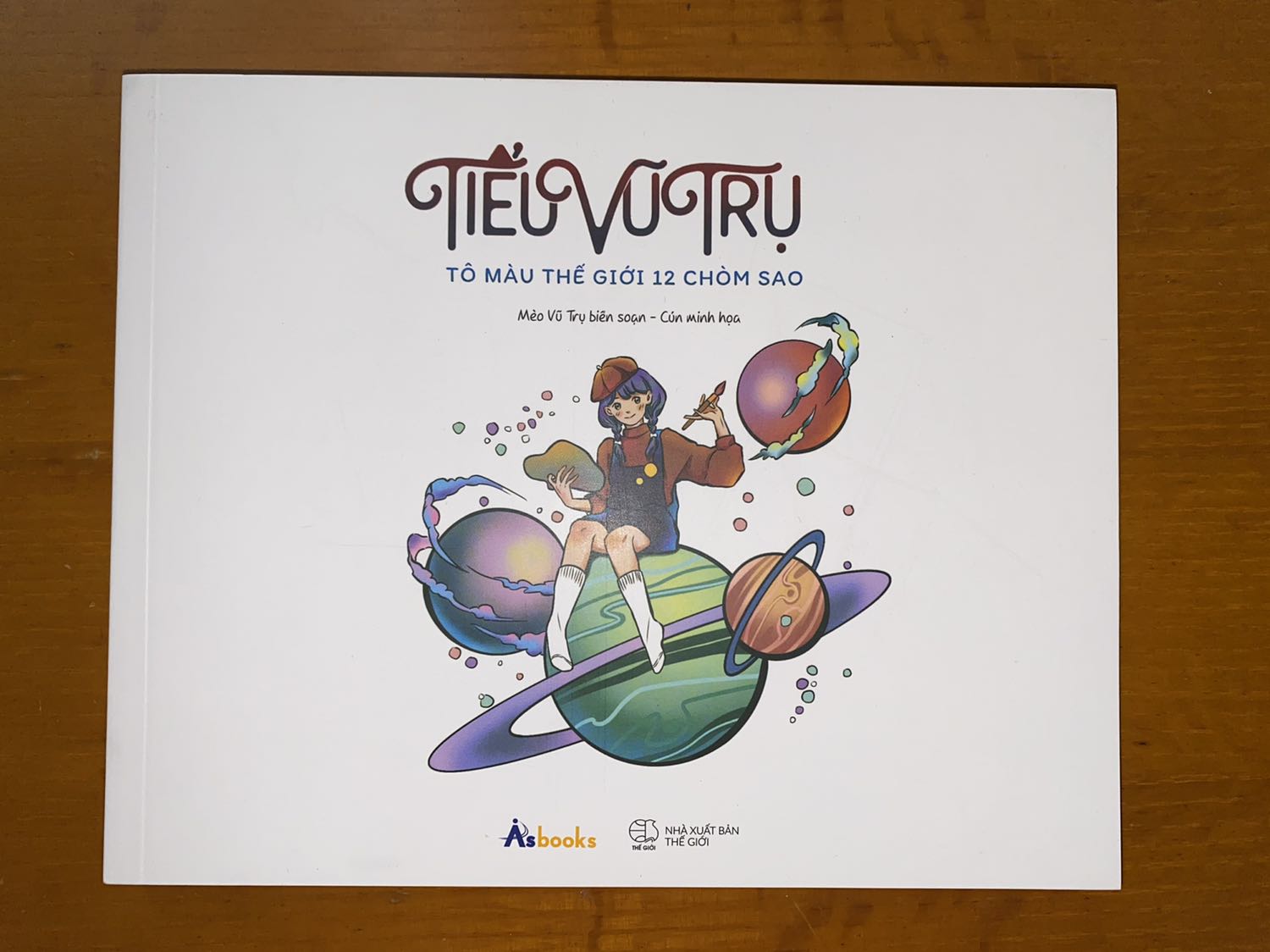 Sách đáng yêu lắm nè. Chất liệu giấy rất tốt để thoả sức dùng các loại màu vẽ. 
Sách có bookcare nên mới cứng lắm.