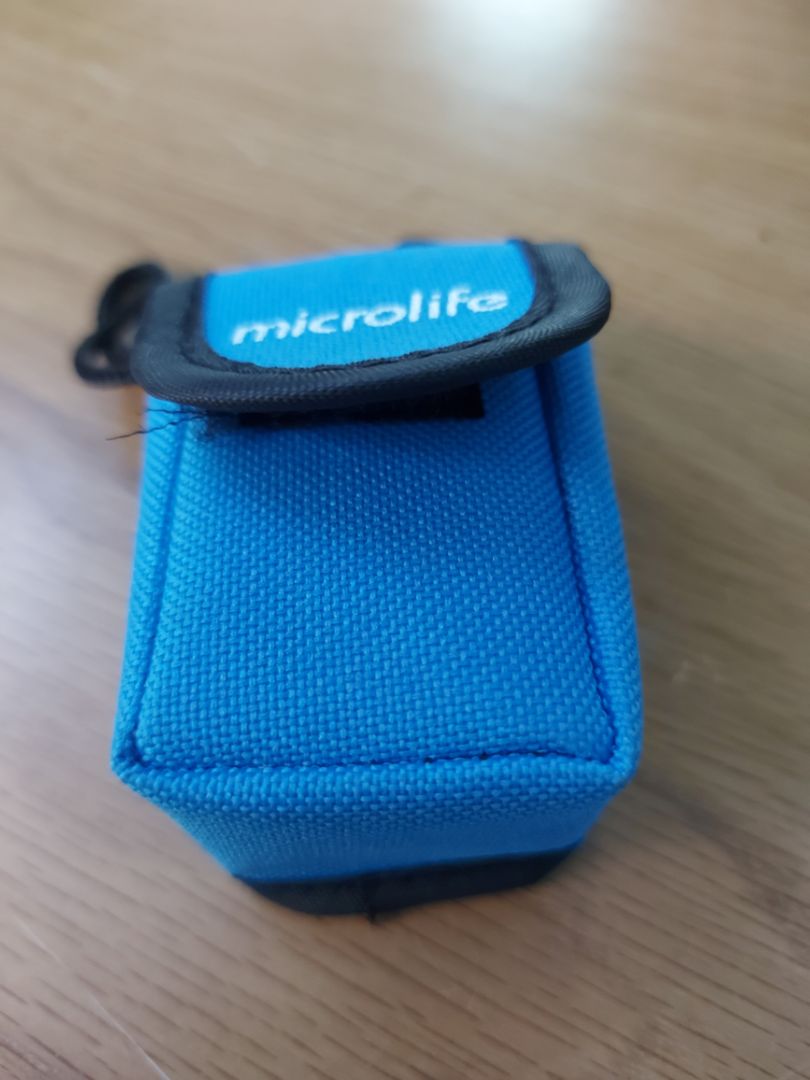 Máy ok xài tốt, có tặng kèm theo vỏ đưng máy có thể treo được, cũng tiện. mỗi tội mua ngay mùa dịch bị chặt tới gần 1tr/ 1 máy.