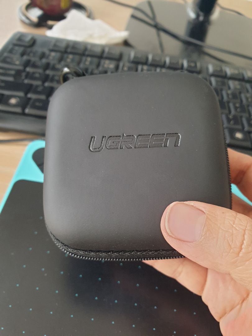 hộp đẹp tiện dụng nhưng dây kéo có vẻ ko bền lắm. cái giao cho mình dây kéo có chỗ hơi khập khiễng. kéo bị dính dính may là bên hông nên có thể dừng lại trc khi kéo hêt nên chấp nhận nhương cảm giác thấy dây kéo ko bền