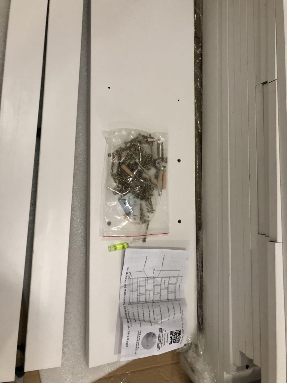 Sp giống mô tả. Đẹp và chắc chắn. Đầy đủ phụ kiện. Nhưng có vài lỗ khoan chưa chính xác. Một tấm dọc không có 2 nút kê chân, nên phải chêm bằng cái khác để không bị vênh