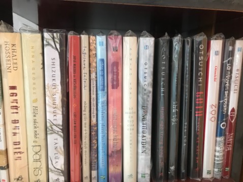 10/5/2023 Tôi đọc được một nửa cuốn tàn lửa rồi. Cũng gần 1 năm tôi mua quyển sách và để trưng kệ rất lâu mới lấy ra chiêm nghiệm. Phải nói thực sự đây là một tác phẩm vô cùng xuất sắc. Trước đây Keigo Hishigano là tác giả trinh thám bậc nhất trong lòng tôi thì ngay thời khắc tôi trải nghiệm được “Tàn lừa” thì ngôi vị đó lại thuộc về Shizukui Shusuke. Đây là tác phẩm được chau chuốt từ ngữ, kết hợp các tình tiết cốt truyện được mở và thắt vô cùng bất ngờ và đầy hợp lý, nhưng lại không thiếu mất một phần dẫn dắt vô cùng mạch lạc và lôi cuốn nào. 

  Như hai từ của tiêu đề “Tàn lửa” nó như chứa đựng cả câu chuyện trong đó. Những cảm xúc và bản tính của con người được ví như một ngon lửa đã nhen nhóm thêu dệt nên những hành động dã tâm đến nhường nào. Và những suy nghĩ hành động của phản diện chính là sự khơi mào ngọn lửa kinh khủng nhất đã làm đốt cháy gia đình hạnh phúc ngưởi khác với bản tính vặn vẹo của hắn. Và gia đình hạnh phúc như tranh ấy bị thêu đốt và lụi tàn bởi dã tâm của gã. Như một ngọn lửa, câu chuyện mở ra nhẹ nhàng và ấm áp tình người rồi thoáng chốc ngọn lửa ấy cao trào đến những tình tiết tâm lý kinh khủng nhất về lòng người rồi đó lại lụi tàn đi vì sự thật được phơi bày. sau tất thảy mọi thứ đọng lại ở câu chuyện chỉ còn là những tàn tro của lửa.