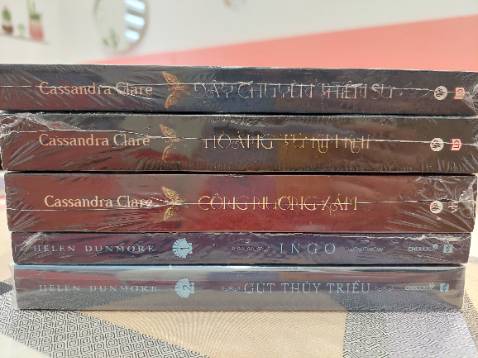 Sách còn mới nguyên, có màng co, không bị ố, đáng tiền