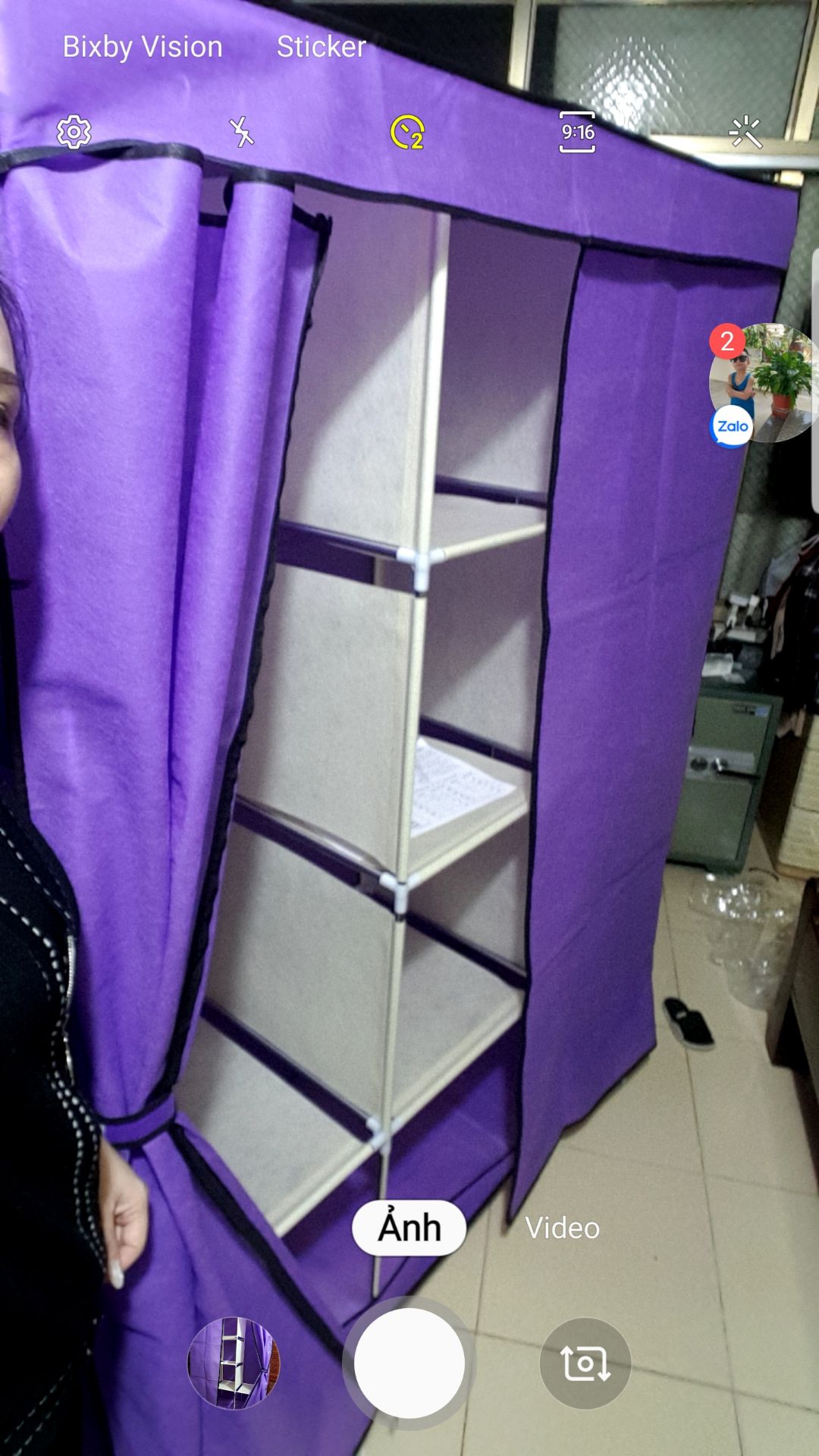 284k thì sp vừa so với giá tiền. Khi lắp ráp nên cẩn thận nhẹ tay ko móp thanh hoặc vỡ khớp nối nhựa (Ko nên dùng dụng cụ gì để gõ, đập). Chắc nên treo và đựng quần áo vừa đủ thôi cho bền tủ và tránh siêu vẹo. Chất vải ko dệt hơi cứng. Thanh sắt hơi mỏng manh. Nói chung sp lắp ráp xong cũng chắc chắn.