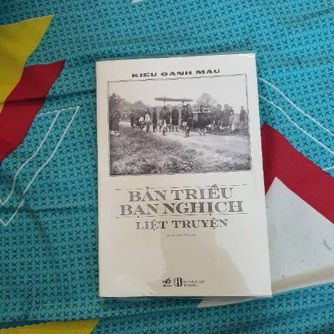 Sách có chất lượng tốt, giao nhanh, là tái bản của bản sách in 1963, hiện đang rất hiếm trên thị trường
Tuy nhiên, bản in này có cách trình bày văn bản khiến người đọc rất khó chịu: ngắt dòng giữa chừng, không trọn ý. 
Xem hình để thấy rõ hơn 
Không rõ là lỗi ở bản 1963 hay do bên Nhã Nam nữa. Đây là điểm đáng tiếc của bản in này