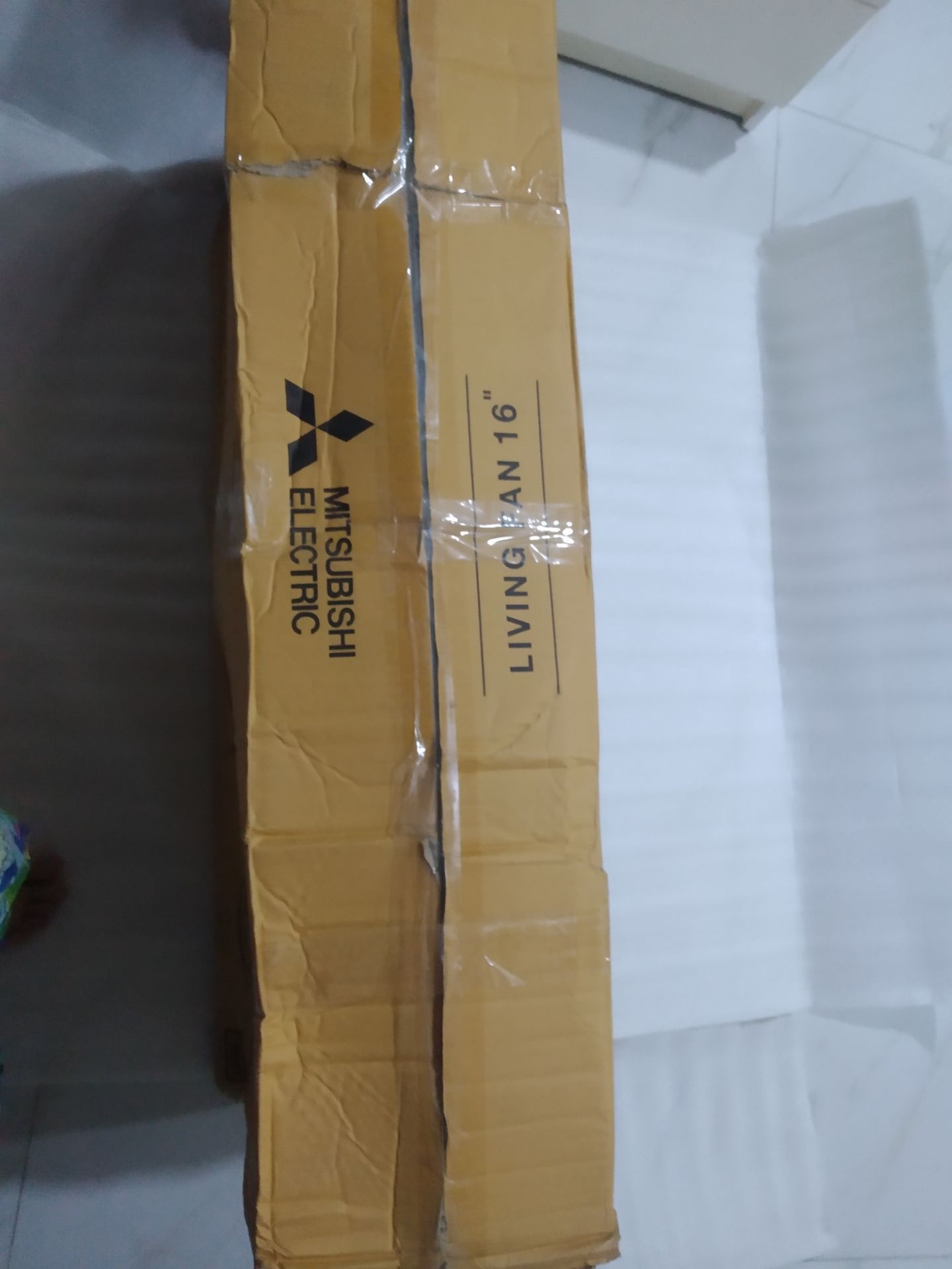 Hàng giao nhanh, bao bì ngoài cẩn thận nhưng bao bì đóng gói quạt thì rách. Nhưng may mắn quạt không bị xước và vỡ, tạm ổn