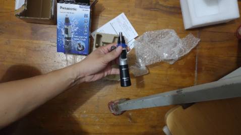 Lưỡi dao vừa đủ cho lông mũi, ko sát khi làm lông mày.