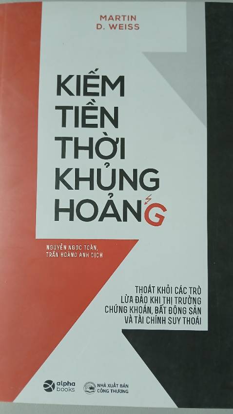 Chắc lưu kho lâu qua nên bìa hơi bụi bặm. 
Còn sách thì chưa đọc chưa biết, nhà bao việc, bao sách còn phải đọc :))