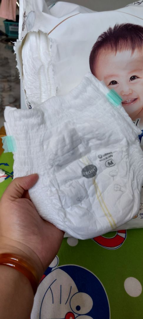 Luôn cảm thấy hài lòng với sp. Hàng giao nhanh dù khâu đóng gói vẫn sơ sài. Lần đàu m mua tả quần thấy xài cũng khá ổn. Sd ban đêm k bị tràn thấm hút tốt. Tả quần nên dày hơn tả dán và k đc mềm mịn bằng nhưng vẫn rất ok. 
Mà k biết đây có phải là ngày sx k?