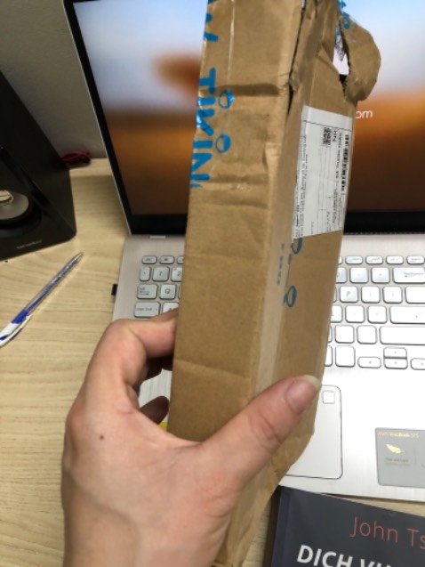 Hic háo hức, chờ đợi cuối cùng nhận đc nó như thế này đây. Ko biết do khâu vận chuyển hay từ lúc xuất kho. Có 1 góp ý nhỏ Shop nên thêm lớp mũ nhựa nhựa bong bóng bọc lại để bảo vệ sách an toàn hơn. Tránh được những phàn nàn đáng tiếc kế tiếp.