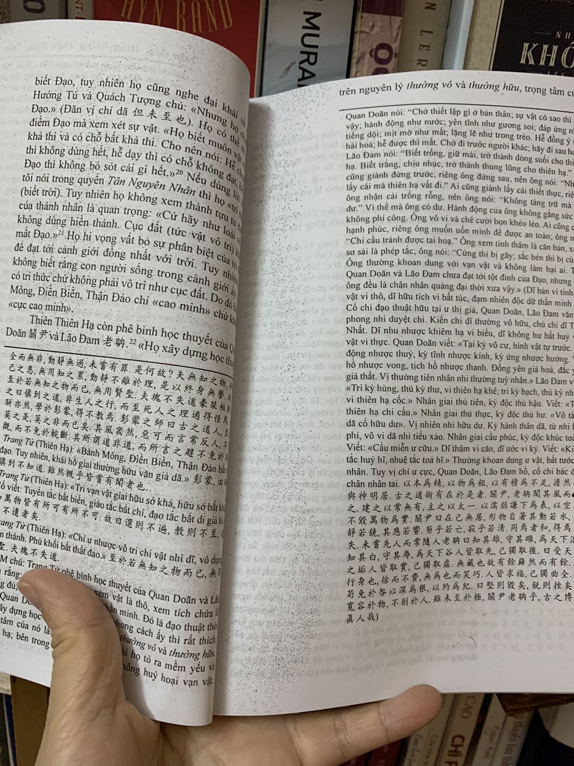Đây là cuốn sách đáng mua cho những ai muốn tìm hiểu tinh thần triết học Trung Quốc. Có điều, mình thấy giấy in không đẹp, có trang bị lệch & mực hơi nhoè như giấy photo. Mong nhà xuất bản cải thiện ở những ấn bản sau! Tuy nhiên, mình vẫn vote 5 sao!