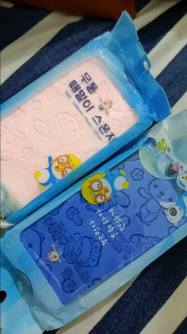 bông mút cực kì mềm nhé mng . mng làm da ẩm v bở ra rồi lấy mút này kì nhé ra nhiều ghét lắm đúng như review luôn . nên muaaaaa!! tuy giao nhầm màu nma giao đủ là oke rồi