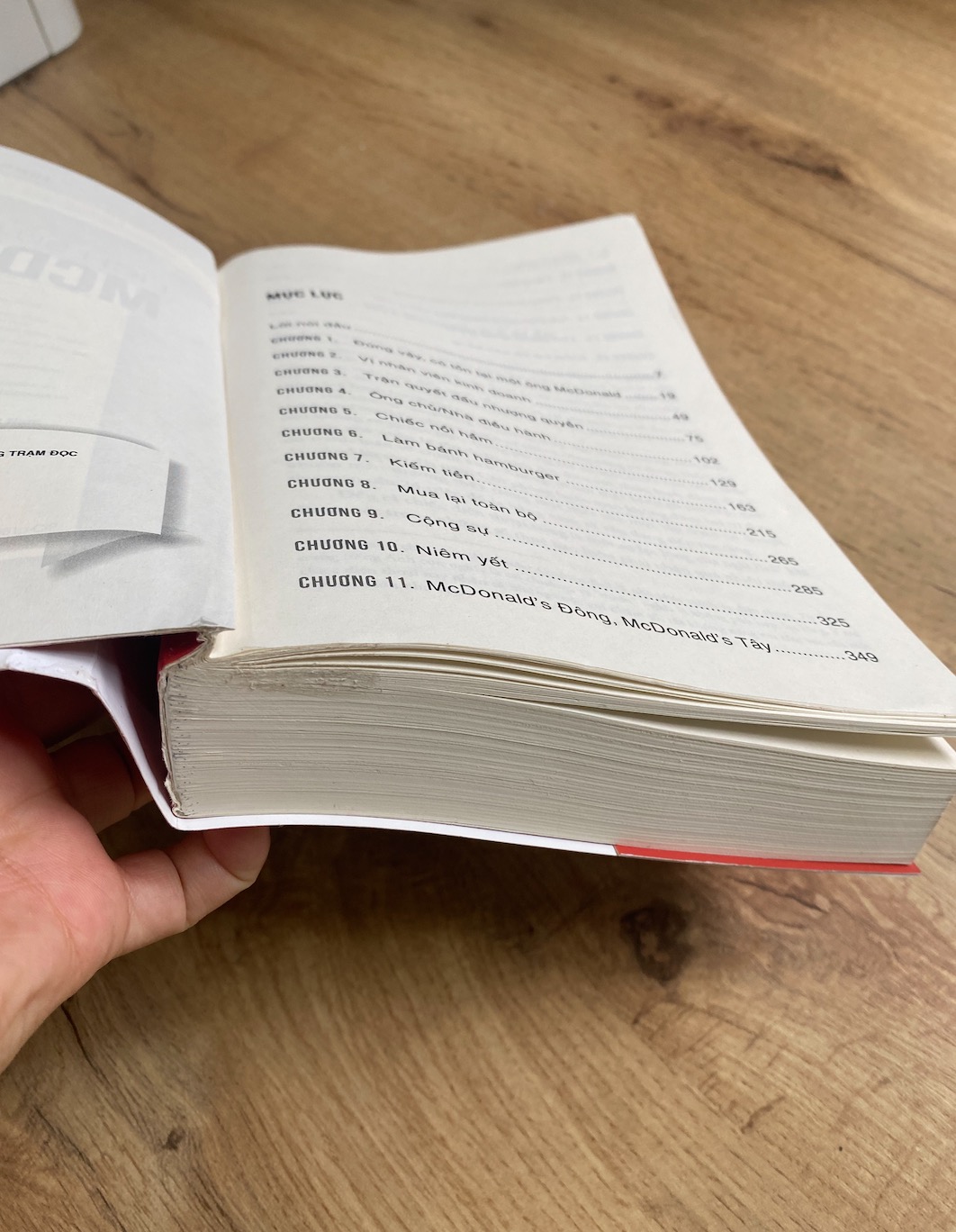 Mình đã mua sách tiki nhiều lần, nhưng riêng cuốn Lịch Sử Mái Vòn Vàng thì không hài lòng,  sách bị lỗi ở gáy sách, bằng cách nào đó, ai đó đã cố dán lại bằng keo và  keo tràn ra các trang còn lại nhìn không được thẩm mỹ cho lắm.