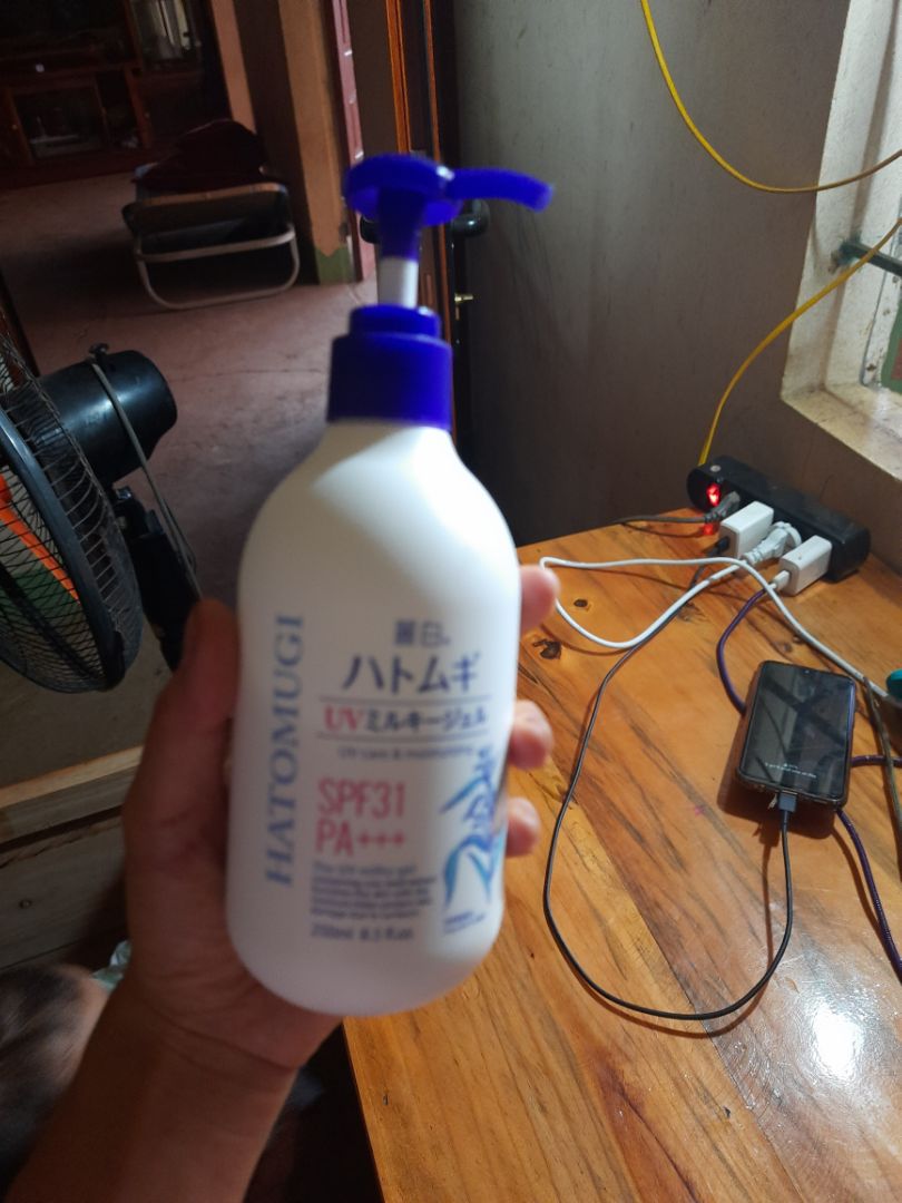 chai nhỏ xinh, chất kem mỏng nhẹ, mùi thơm dễ chịu. mở ra chai được bọc qua giấy bóng k có hộp giấy, kem ở trong vơi thì như hình. K biết đã bị mở ra trước hay k nữa