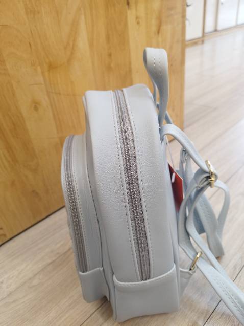 Balo dễ thương quá ạ. màu không bị chói nhìn trẻ trung .  Balo không quá cầu kì ưng lắm nha shop thank đã đóng gói cẩn thận . Mình sẽ ủng hộ shop tiếp ạ !