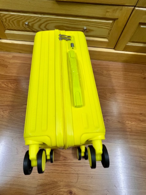 Vali rất đẹp và chắc chắn, màu sắc cũng đẹp. Quá ưng ý. Vali đẹp vậy mà giá rẻ ghê. Cảm ơn shop. Cảm ơn Tiki đã giao hàng vô cùng lịch sự, chu đáo ❤️