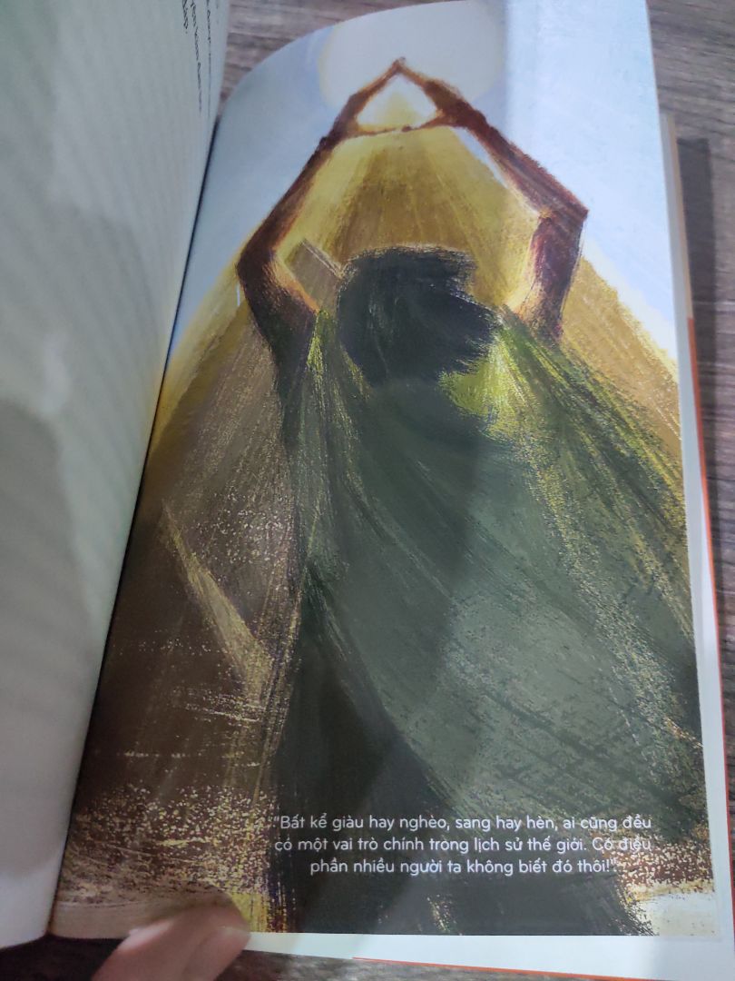 Sách mới không bị hư hao chỗ nào cả. Cảm ơn tiki.
Qua câu chuyện đi tìm kho báu trong giấc mơ mà 2 lần cậu chăn cừu mơ thấy đã dẫn ra cuộc hành trình theo đuổi giấc mơ và vận mệnh của cuộc đời mình. Nội dung sách thì theo mình là súc tích, nên cảm nhận và thấu hiểu bằng con tim của mỗi người, giống như cậu trai chăn cừu lắng nghe con tim mình vậy.
"Rồi khi anh quyết chí muốn điều gì thì toàn vũ trị sẽ chung sức để anh đạt được điều ấy"