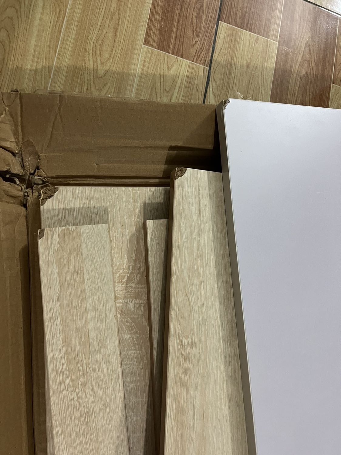 Giao hàng bị trầy vỡ góc nên mất thẩm mỹ hẳn ra, lắp ráp hơi cực 1 chút phải nhờ ba giúp loay hoay cả tiếng mới xong, nhìn chung đẹp nhưng ba nói chất liệu làm từ giấy ép, đụng nước là rã nên sẽ không bền, va chạm mạnh là hư. Giao hàng bị trầy vỡ góc nên mất thẩm mỹ hẳn ra, lắp ráp hơi cực 1 chút phải nhờ ba giúp loay hoay cả tiếng mới xong, nhìn chung đẹp nhưng ba nói chất liệu làm từ giấy ép, đụng nước là rã nên sẽ không bền, va chạm mạnh là hư.