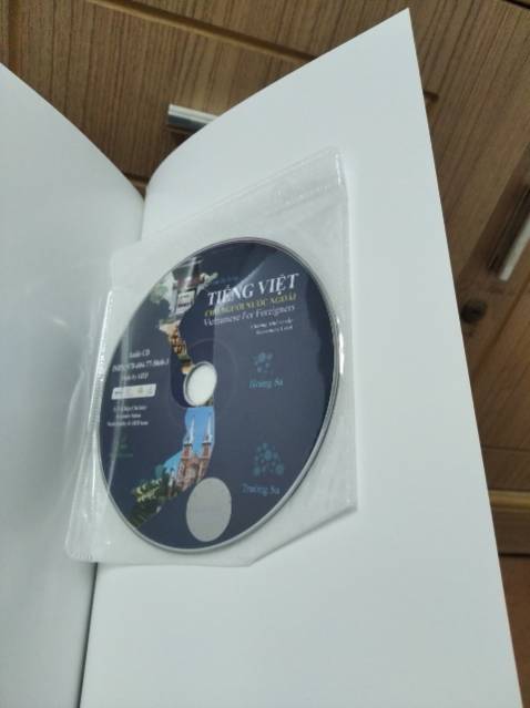 Sách viết hay, dễ học dễ hiểu, phù hợp cho trình độ mới bắt đầu. Nôi dung mỗi bài học có các phần hội thoại, từ vựng, ngữ pháp, thực hành, có đĩa CD hỗ trợ nghe. Chủ đề rõ ràng có nhiều thông tin, hình ảnh sinh động, sách chất lượng cao.