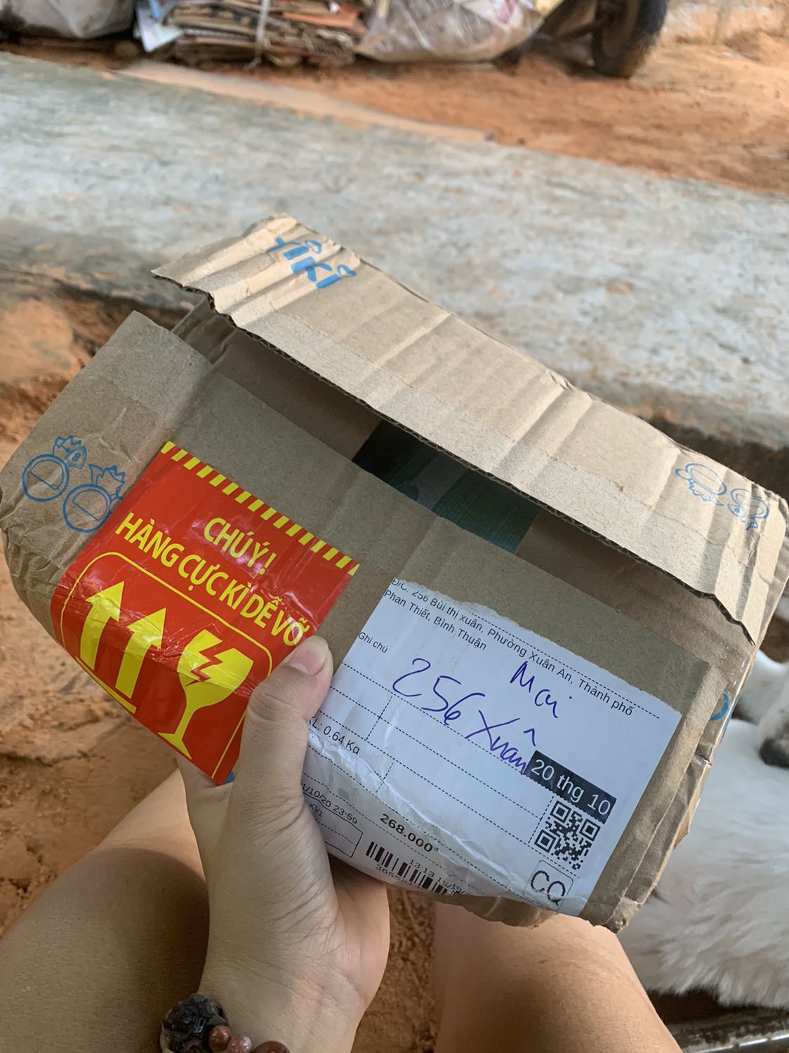 Cách đóng gói cực kỳ tệ, ko hề có miếng sốp hay giấy gói hàng bên trong để chống sốc. Hộp mặt nạ chẳng có tem niêm phong và có dấu hộp đã mở sẵn móp méo, lấy ra thì còn vết trầy rất nhiều giống như hàng đã qua tay rất nhiều người, tin tưởng đặt hàng tại tiki nhưng nhận hàng cực kỳ thất vọng