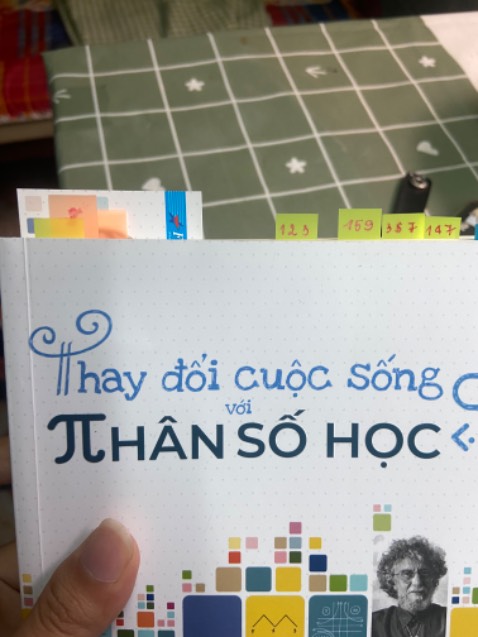 sách này đọc cuốn lắm, thích hợp cho những ai quan tâm đến các con số chủ đạo, tìm hiểu những điểm mạnh, điểm yếu của bản thân để có những thay đổi tích cực cho con đường tương lai và tâm tính của bản thân. sách nói chính xác về tính cách của mình và những điều cần cải thiện mà mình cũng đang lờ mờ nhận ra trước khi đọc sách này luôn, mình mới đọc hôm nay mà đọc 1 lèo 8 chương rồi, nên mua và tìm hiểu nhé