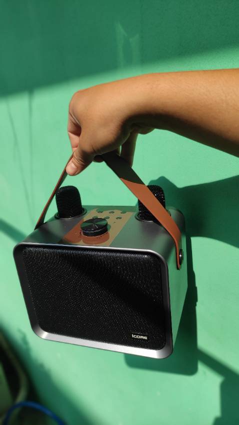 Loa chất, âm thanh hay ko tưởng, micro hát siêu hay, chỉnh nhiều chế độ, nói chung rất hài lòng, mang theo đi chơi gọn nhẹ, giá trung bình, hàng chất lượng, cho shop 10 sao