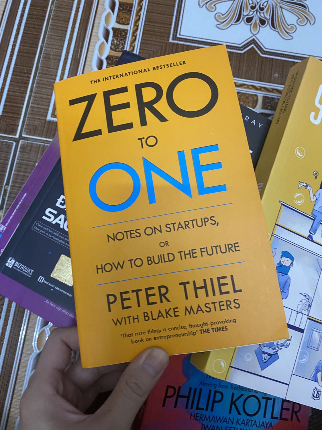 Sách tiếng anh, nhỏ hơn mình nghĩ nhưng chất liệu giấy khá thích. Giao hàng rất rất lâu .. chắc cũng vì đang dịch. Mình sẽ hài lòng hơn nếu sách được bọc màng như mới