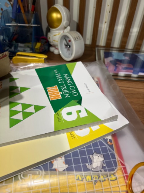 Bọc sách kém nhăn nheo hết cả sách. Chất lượng giấy in xấu