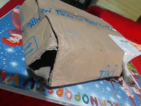 Lúc nhận hàng thì hộp rách và náy 4 góc(có hình ảnh đính kèm), rất ko hài lòng về khâu đóng gói hoặc vận chuyển, hi vọng tiki lưu ý, Còn Sách thì đẹp, chuẩn!