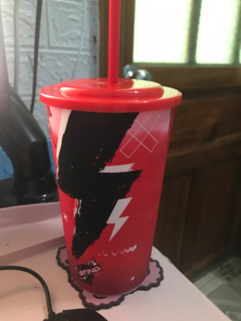 mình mua chỉ để lấy ly vì thích á, ly nhựa hơi mỏng, k có tác dụng giữ nhiệt nha, mà t thấy giá 200k tặng 1 ly với lốc pepsi k calo thì cũng ổn, tại k bít săn seo nên giá z đối với mình ok ^^ , ly k dùng nóng dc nha cả nhà bỏ nước nóng vào hư ly