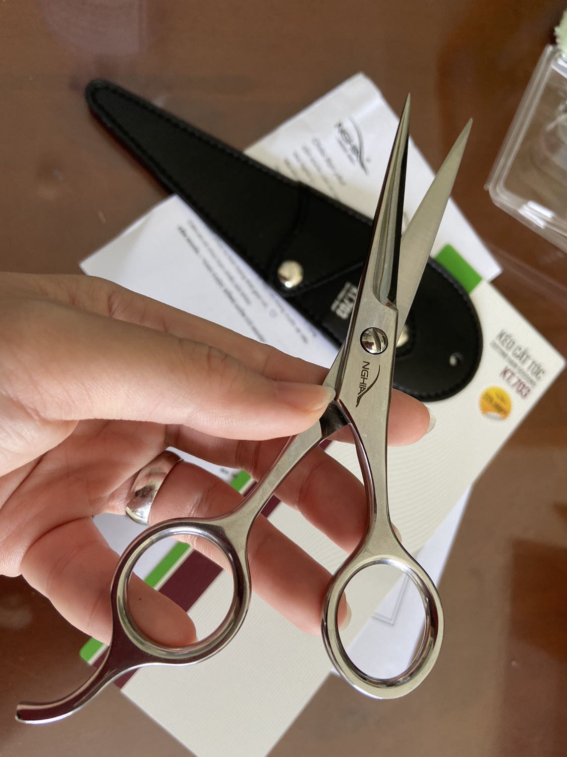Sp đẹp, cầm chắc tay và rất vừa vặn, giờ mình có thể tự cắt tóc cho chồng ở nhà rồi. Mừng gơi nước mắt. Sp đẹp, cầm chắc tay và rất vừa vặn, giờ mình có thể tự cắt tóc cho chồng ở nhà rồi. Mừng gơi nước mắt.