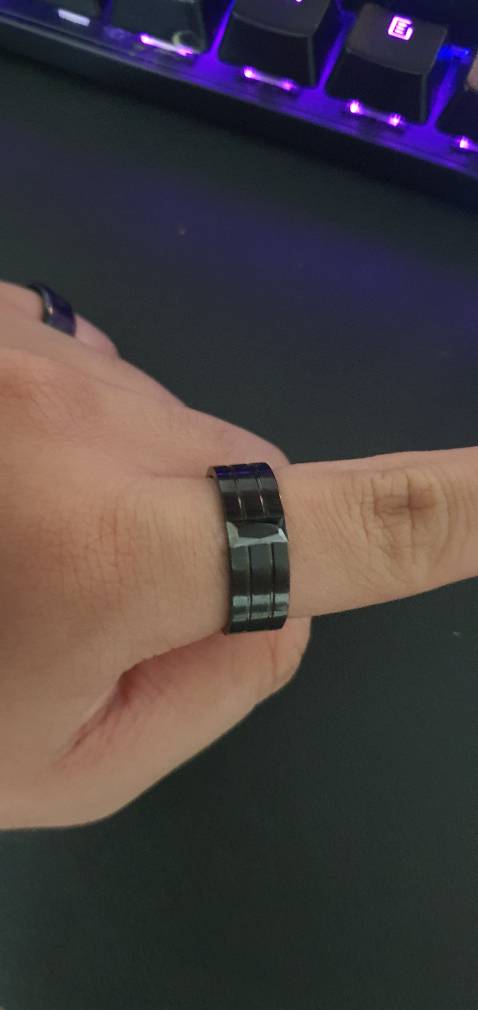 Nhẫn đẹp ngon, mặc dù đặt 11 về đo thấy tầm 23 mm lận hơi rộng nên phải liên hệ đổi lại size 10. Size 10 mình đo ra 21mm nha. Mà nhìn chung kiểu dáng đẹp.