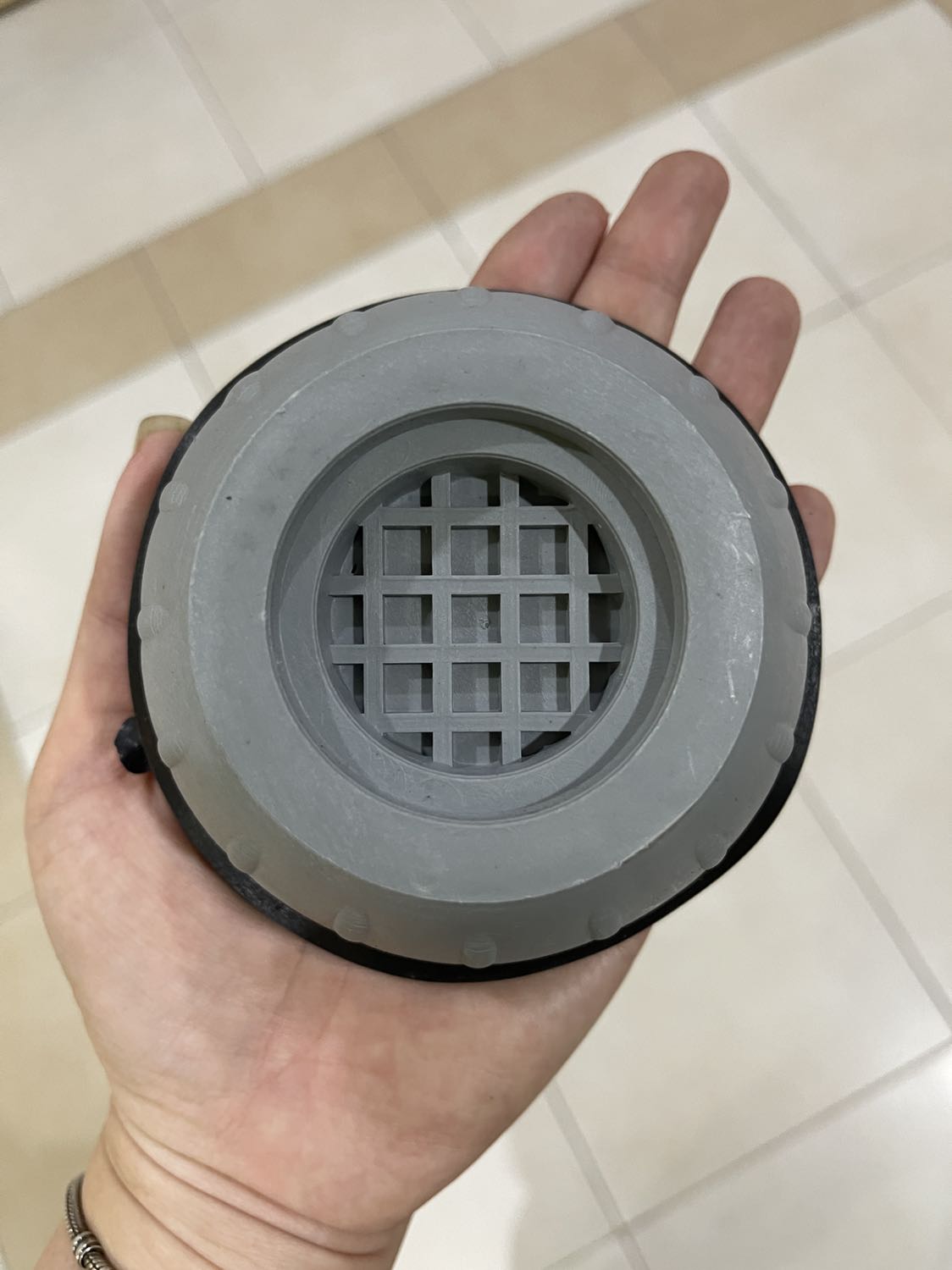 - To chứ ko phải 4 cục chút xíu nha mọi ng oiii
- Shop gói hàng kĩ 
- Chêm vào 4 chân máy giặt vừa vặn. Có review nói là sẽ giúp mặt giặt bớt ồn, mình để ý thấy cũng có giảm ồn thật nha mọi ng nhưng đừng kì vọng quá nhiều tại tác dụng 4 cục này ko phải chống ồn
- Trong hộp có kèm 1 thư cảm ơn của shop. Mình đọc hết nha shop và cảm ơn sự chu đáo này. 
5 sao, đáng mua.