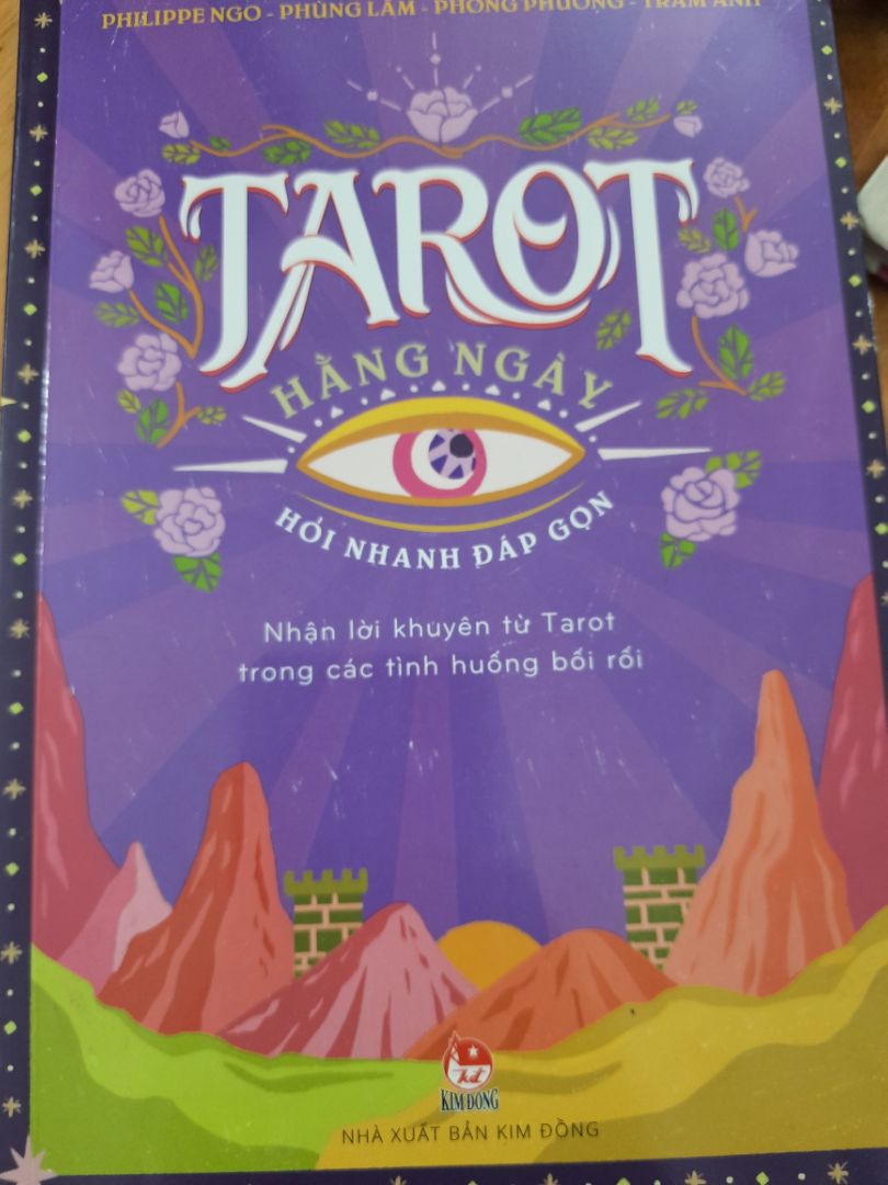 Sách có hình màu đẹp và dễ thương, nhưng sách chỉ có 22 lá ẩn chính và hướng tới đối tượng tuổi teen nên các câu hỏi ví dụ xoay quanh học đường, khó liên tưởng hay áp dụng cho những câu hỏi thực tế hơn. Những trang nhật kí tarot đối với mình hơi thừa. Nhưng vẫn phải khen đội ngũ tác giả đã chuẩn bị công phu và có tâm, nhất là về phần hình ảnh, cho quyển sách này.

Tiki giao sách nguyên vẹn không nhăn hay rách nhưng bìa bị nhiều vết xước