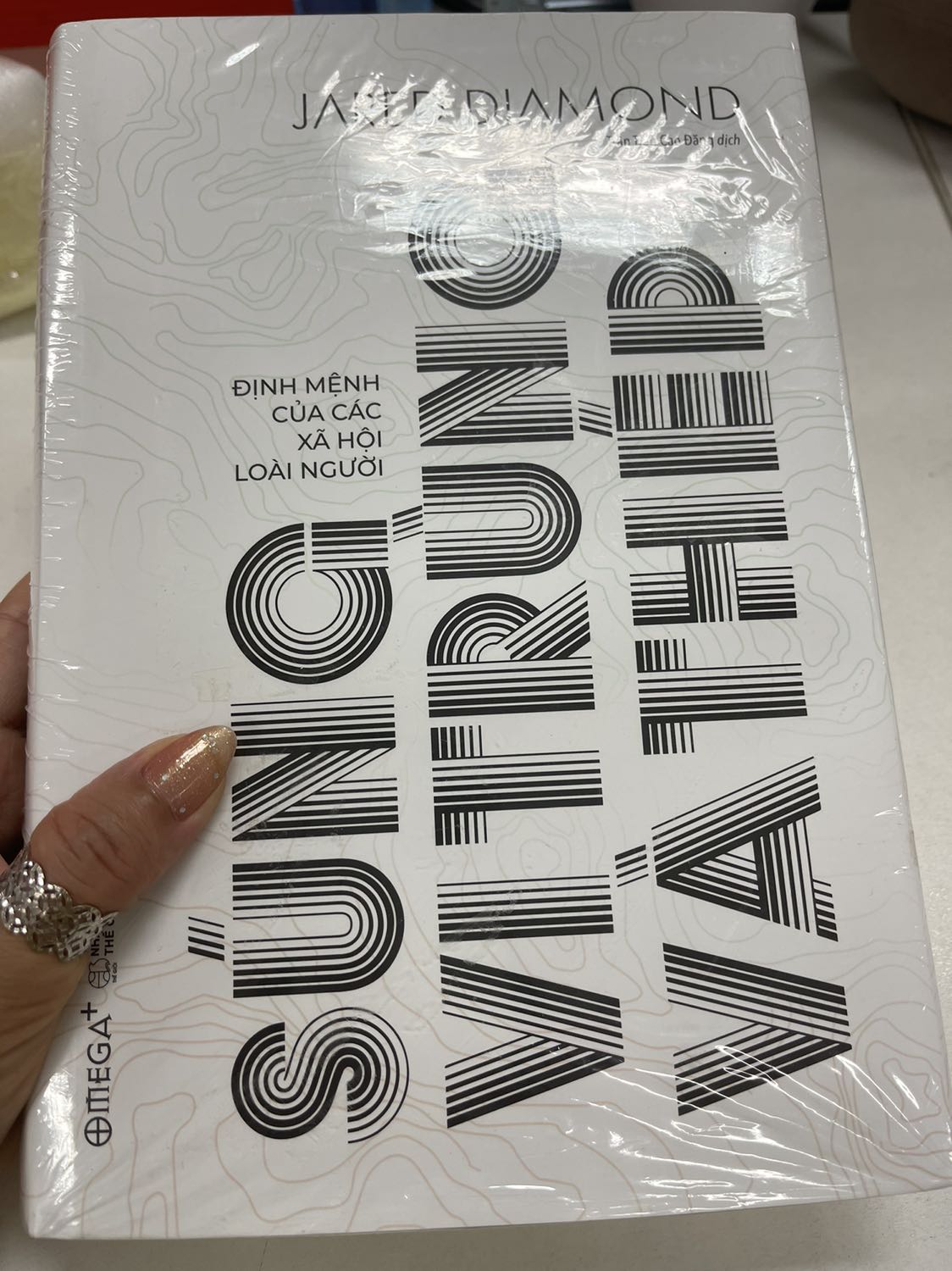 Nội dung thì không còn gì phải ý kiến, mọi người góp ý đầy ở các quyển bản thường, bìa mềm rồi. Mua để đi tặng, để lưu mà khi nhận hàng, nhà cung cấp nghĩ cái gì khi đóng chống móp méo góc sách, mà đi dán trực tiếp một lô băng keo trực tiếp lên cái màng bọc của sách. Bóc được chỗ đó ra thì nhìn lem nhem, chưa kể màng bọc ngoài bị lồi lõm như kiểu mua hàng thanh lý ở đâu. Một quyển sách Phiên bản đặc biệt, thì làm ơn đối xử đặc biệt một chút. Có thể bao bọc một lớp túi bóng trước khi dán một đống băng keo lên dùm, chứ giờ nhìn quyển sách so với số tiền mà thấy ức chế.
Ngoài ra, nhìn trực quan bên ngoài cũng không thấy khác biệt nhiều so với quyển bìa cứng cùng loại, với giá sale còn hơn 540k vẫn là quá đắt so với giá quyển bìa cứng. 1 triệu là mua được bộ 4 quyển của tác giả mà bìa cứng đẹp long lanh và chất lượng cũng gần như Phiên bản đặc biệt rồi.